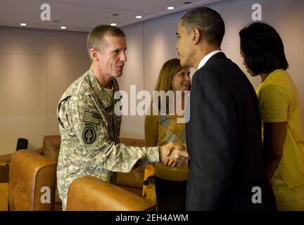 Il presidente Barack Obama e la prima signora Michelle Obama salutano l'esercito Gen. Stanley McChrystal e sua moglie Annie a bordo dell'Air Force One a Copenhagen, Danimarca, il 2 ottobre 2009. Il presidente e il generale McChrystal, il comandante delle forze americane in Afghanistan, hanno poi tenuto un incontro sull'aereo prima che il presidente volasse di nuovo a Washington, D.C. Foto Stock