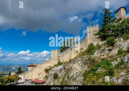 Uno scorcio delle antiche mura della città fortificata Di San Marino nell'omonima Repubblica Foto Stock