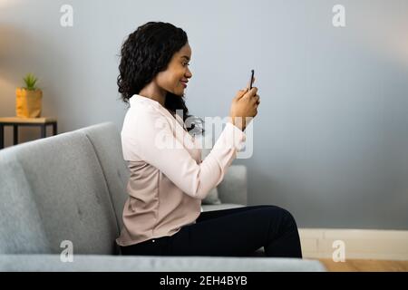 Correggere la postura per evitare il mal di schiena utilizzando lo smartphone o il telefono Foto Stock