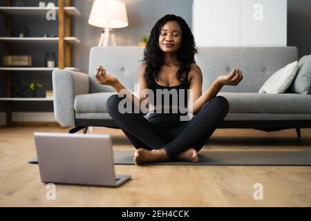 Online Yoga meditazione e stress Management a casa Foto Stock