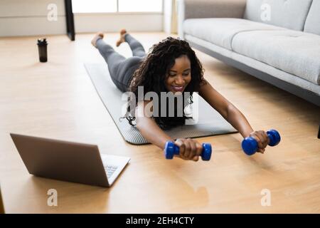 Online TV Home Fitness allenamento e esercizio fisico Foto Stock