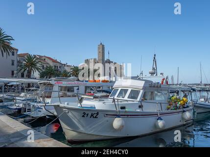 Komiza, Croazia - 16 agosto 2020: Vista del porto della città vecchia nel pomeriggio soleggiato Foto Stock