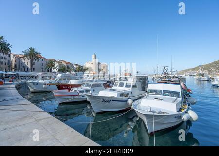 Komiza, Croazia - 16 agosto 2020: Vista del porto della città vecchia nel pomeriggio soleggiato Foto Stock