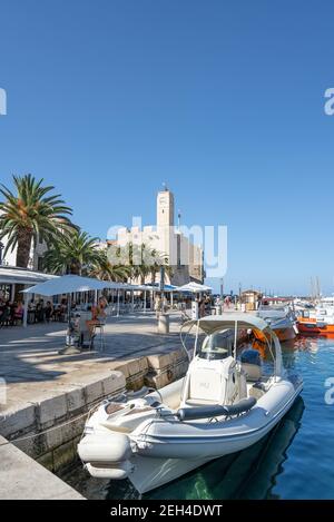 Komiza, Croazia - 16 agosto 2020: Vista del porto della città vecchia nel pomeriggio soleggiato Foto Stock