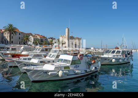 Komiza, Croazia - 16 agosto 2020: Vista del porto della città vecchia nel pomeriggio soleggiato Foto Stock