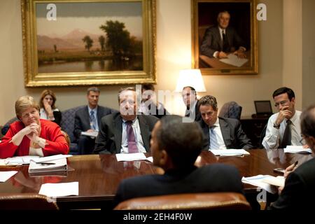 Il presidente Barack Obama partecipa a un incontro economico nella Sala Roosevelt della Casa Bianca, 9 ottobre 2009. Foto Stock