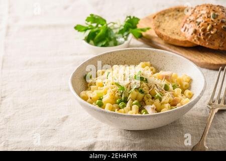 Pasta Ditalini con verdure su tovaglia di lino. Cena rurale gustosa e salutare. Primo piano. Vita domestica. Foto Stock