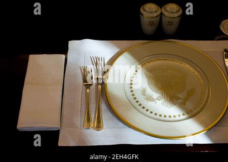 Un'ombra è gettata attraverso un luogo ambientazione nella sala da pranzo privata del presidente Barack Obama il 13 ottobre 2009. Foto Stock