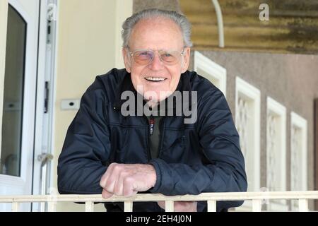 01 febbraio 2021, Sassonia-Anhalt, Heyrothsberge: La leggenda del ciclismo Gustav-Adolf Schur si trova di fronte alla sua casa a Heyrothsberge. Schur avrà 90 anni il 23.02.2021. Nel suo tempo attivo, 'Täve' scatenò vere tempeste di entusiasmo. Milioni di persone si sono schierate per le strade quando il nove volte GDR Sportsman dell'anno e i suoi colleghi del team hanno passato le loro moto da corsa. Tra il 1950 e il 1964, ha celebrato successi unici nello sport amatoriale. Nel 1955, il nativo di Heyrothsberg divenne il primo pilota tedesco a vincere il prestigioso Peace Tour. Foto: Peter Gercke/dpa-Zentralbild/ZB Foto Stock