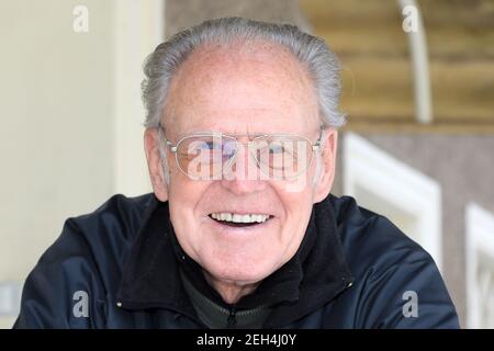 01 febbraio 2021, Sassonia-Anhalt, Heyrothsberge: La leggenda del ciclismo Gustav-Adolf Schur si trova di fronte alla sua casa a Heyrothsberge. Schur avrà 90 anni il 23.02.2021. Nel suo tempo attivo, 'Täve' scatenò vere tempeste di entusiasmo. Milioni di persone si sono schierate per le strade quando il nove volte GDR Sportsman dell'anno e i suoi colleghi del team hanno passato le loro moto da corsa. Tra il 1950 e il 1964, ha celebrato successi unici nello sport amatoriale. Nel 1955, il nativo di Heyrothsberg divenne il primo pilota tedesco a vincere il prestigioso Peace Tour. Foto: Peter Gercke/dpa-Zentralbild/ZB Foto Stock