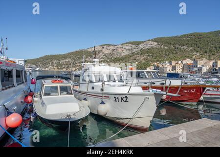 Komiza, Croazia - 16 agosto 2020: Vista del porto della città vecchia nel pomeriggio soleggiato Foto Stock