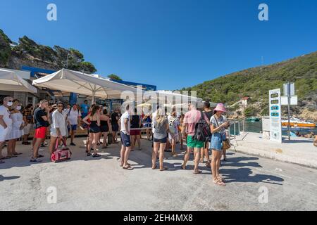 Bisevo, Croazia - 16 agosto 2020: Coda turistica per salire a bordo della barca per il tour delle grotte blu a Komiza Foto Stock