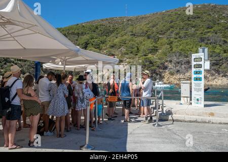 Bisevo, Croazia - 16 agosto 2020: Coda turistica per salire a bordo della barca per il tour delle grotte blu a Komiza Foto Stock