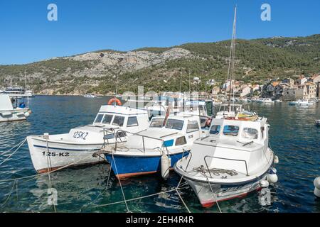 Komiza, Croazia - 16 agosto 2020: Vista del porto della città vecchia nel pomeriggio soleggiato Foto Stock