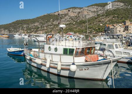 Komiza, Croazia - 16 agosto 2020: Vista del porto della città vecchia nel pomeriggio soleggiato Foto Stock