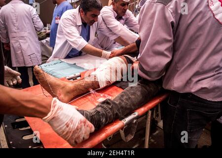 Un manifestante palestinese ferito viene inviato all'ospedale da campo dopo essere stato ferito a seguito di un intervento delle forze di sicurezza israeliane nel corso di una manifestazione tenutasi in occasione del 70° anniversario della Nakba, Conosciuto anche come il giorno della catastrofe, sposta l'Ambasciata degli Stati Uniti a Tel Aviv a Gerusalemme. 14 maggio 2018. Malaka. Striscia di Gaza. Palestina. Foto Stock