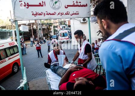 Un manifestante palestinese ferito viene inviato in ospedale dopo essere stato ferito a seguito di un intervento delle forze di sicurezza israeliane durante una manifestazione tenutasi in occasione del 70° anniversario della Nakba, nota anche come giorno della catastrofe, spostare l'ambasciata degli Stati Uniti a Tel Aviv a Gerusalemme. 14 maggio 2018. Gaza. Palestina. Foto Stock