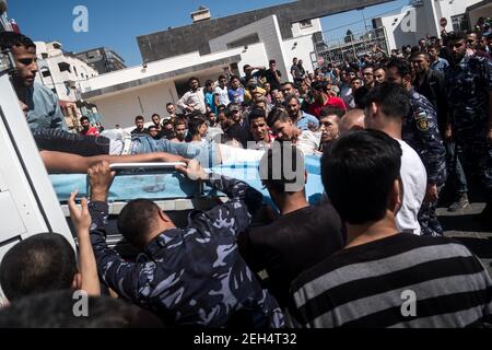 Un manifestante palestinese ferito viene inviato in ospedale dopo essere stato ferito a seguito di un intervento delle forze di sicurezza israeliane durante una manifestazione tenutasi in occasione del 70° anniversario della Nakba, nota anche come giorno della catastrofe, spostare l'ambasciata degli Stati Uniti a Tel Aviv a Gerusalemme. 14 maggio 2018. Gaza. Palestina. Foto Stock