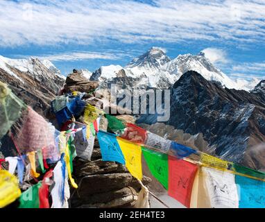 Vista del Monte Everest, Lhotse e Makalu con le bandiere buddiste di preghiera da Gokyo Ri - Nepal Foto Stock