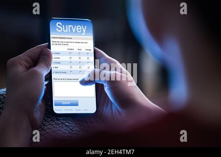Compilazione del modulo sondaggio online. Valutazione feedback per adulti Foto Stock