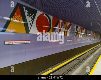 Varsavia 9 novembre 2019 Stazione della Metropolitana dell'Università di Nowy Swiat Foto Stock