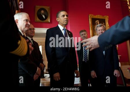 Il presidente Barack Obama, il segretario alla difesa Robert Gates, a sinistra e il senatore Max Baucus (D-MT), a destra sono informati nella Sala Rossa della Casa Bianca prima della cerimonia di firma per il National Defense Authorization Act per l'anno fiscale 2010, 28 ottobre 2009. Foto Stock