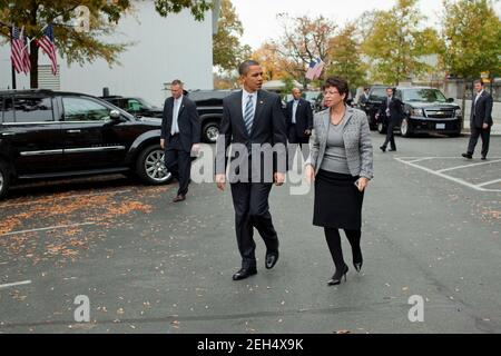 Il presidente Barack Obama cammina con il consulente senior Valerie Jarrett attraverso West Executive Avenue fino all'ala ovest della Casa Bianca, a seguito di un evento di riforma delle piccole imprese e dell'assicurazione sanitaria, 29 ottobre 2009. Foto Stock