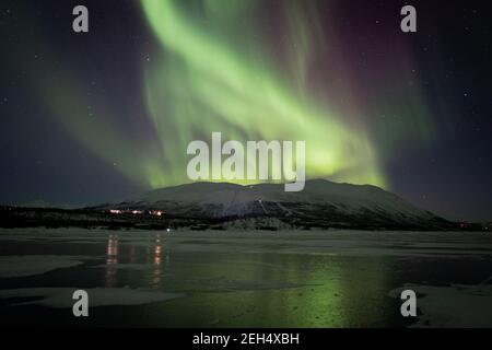 Aurora boreale sopra la montagna Foto Stock