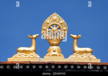 Simbolo buddista sul tetto del villaggio di Jharkot gompa, percorso escursionistico circuito Annapurna, Nepal Foto Stock