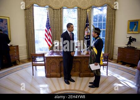 Il presidente Barack Obama saluta l'ambasciatore malese negli Stati Uniti, Jamaludin Jarjis, durante una cerimonia di credenza per i nuovi ambasciatori, nell'ufficio ovale, 4 novembre 2009. Foto Stock