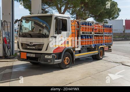 Campos, Spagna; febbraio 18 2021: Camion Repsol butane in un distributore di benzina in una giornata di sole nella città di Campos, Spagna Foto Stock