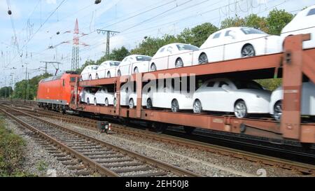 Nuove auto sui carri ferroviari, Colonia-Gremberg, Germania, Europa. Foto Stock