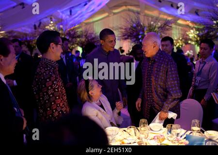 Il presidente Barack Obama chat con Singapore del Ministro Mentor Lee Kuan Yew, destro e il Segretario di Stato Hillary Rodham Clinton, al leader APEC si cena in Singapore, nov. 14, 2009. Foto Stock