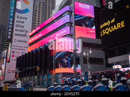 New York, Stati Uniti. 18 Feb 2021. Il banner di notizie sul video board Morgan Stanley celebra il successo dell'atterraggio della NASA Mars perseverance rover sulla superficie del Red Planet il 18 febbraio 2021 a New York City, New York. La perseveranza cercherà i segni dell'antica vita microbica. Credit: Planetpix/Alamy Live News Foto Stock