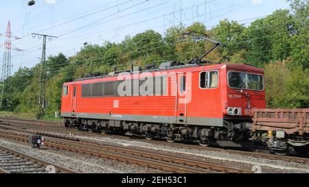 Una locomotiva per il trasporto pesante elettrica di classe 155 con carri merci a Colonia-Gremberg, Germania, Europa Foto Stock