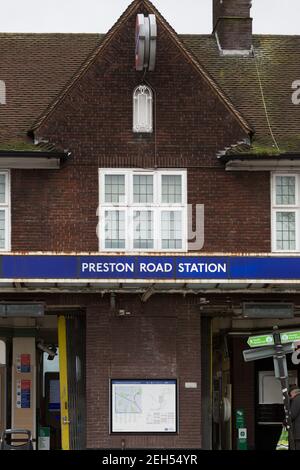 Preston Road, Wembley, Regno Unito. 19 febbraio 2021. UNA scena criminale è stata messa in atto dopo un mortale pugnalata su Preston Road, North West London. Il London Ambulance Service ha chiamato la polizia poco dopo le 23:30 di giovedì 18 febbraio, per segnalare un ragazzo di 16 anni con ferite da pugnale. È stato curato sulla scena prima di essere portato in ospedale. Nonostante gli sforzi dei servizi di emergenza, è morto poco prima delle ore 09 di venerdì 19 febbraio. È stata avviata un'indagine sugli omicidi e le indagini continuano. Amanda Rose/Alamy Live News Foto Stock