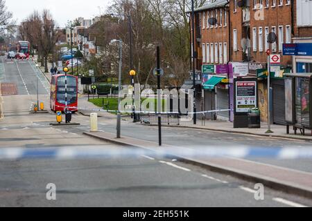 Preston Road, Wembley, Regno Unito. 19 febbraio 2021. UNA scena criminale è stata messa in atto dopo un mortale pugnalata su Preston Road, North West London. Il London Ambulance Service ha chiamato la polizia poco dopo le 23:30 di giovedì 18 febbraio, per segnalare un ragazzo di 16 anni con ferite da pugnale. È stato curato sulla scena prima di essere portato in ospedale. Nonostante gli sforzi dei servizi di emergenza, è morto poco prima delle ore 09 di venerdì 19 febbraio. È stata avviata un'indagine sugli omicidi e le indagini continuano. Amanda Rose/Alamy Live News Foto Stock