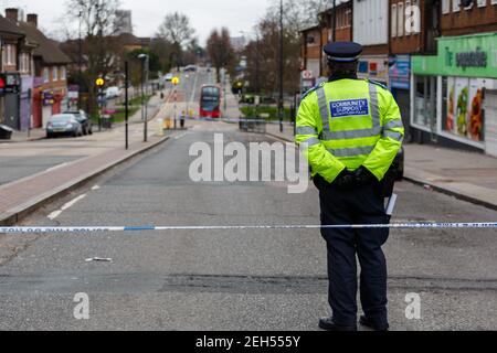 Preston Road, Wembley, Regno Unito. 19 febbraio 2021. UNA scena criminale è stata messa in atto dopo un mortale pugnalata su Preston Road, North West London. Il London Ambulance Service ha chiamato la polizia poco dopo le 23:30 di giovedì 18 febbraio, per segnalare un ragazzo di 16 anni con ferite da pugnale. È stato curato sulla scena prima di essere portato in ospedale. Nonostante gli sforzi dei servizi di emergenza, è morto poco prima delle ore 09 di venerdì 19 febbraio. È stata avviata un'indagine sugli omicidi e le indagini continuano. Amanda Rose/Alamy Live News Foto Stock