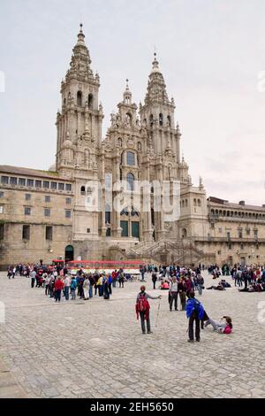 Santiago de Compostela, Spagna; 14 novembre 2018: Facciata della cattedrale di Santiago de Compostela . Vista da piazza obradoiro con gruppi di pellegrini e tou Foto Stock