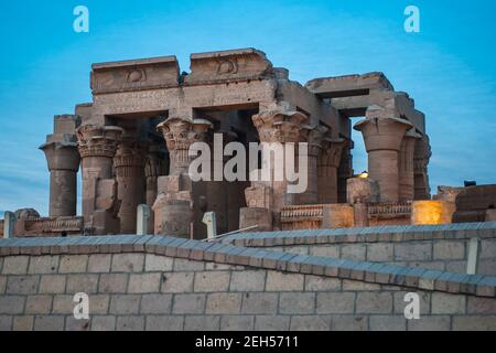 Ingresso principale del Tempio di Kom Ombo in Egitto, Africa, un Tempio doppio dedicato a Sobek e Haroeris in serata al tramonto Foto Stock