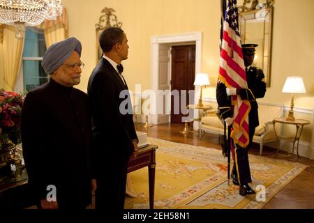 Il presidente Barack Obama e il primo minsiter Manmohan Singh aspettano di seguire la Guardia d'onore dalla stanza ovale gialla nella Casa Bianca alla cena di Stato, 24 novembre 2009. Foto Stock