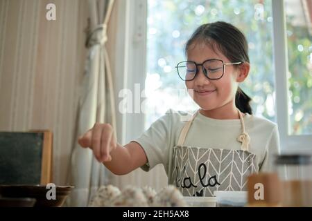 Una ragazza che fa una Onigiri fatta in casa Foto Stock