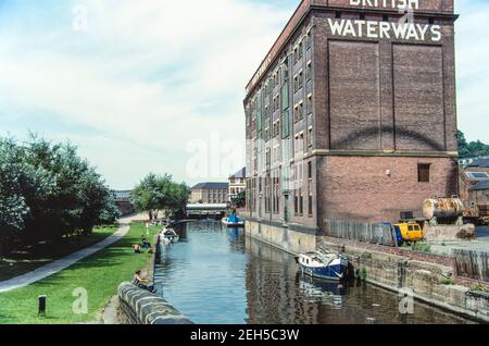 1988 Nottingham British Waterways edificio lungo il canale attraverso Nottingham Nottinghamshire Inghilterra GB UK Europa. Il British Waterways Building, precedentemente noto come il magazzino Trent Navigation Company, si trova sul canale di Nottingham. Si tratta di un edificio classificato di grado II che si affaccia maestosamente sulla città. E' stato recentemente restaurato e serve attualmente come appartamenti di lusso Foto Stock