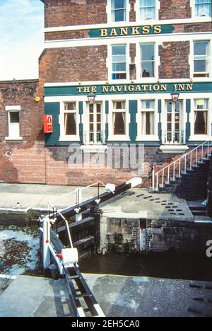 1988 Nottingham The Navigation Inn edificio pubblico lungo il canale attraverso Nottingham nel mese di agosto 1988. Il pub si trova accanto ai cancelli del canale. E' stato rinominato Navigation e serve ancora cibo e birre chiare reali presso il canale. Nottinghamshire Inghilterra GB UK Europa Foto Stock