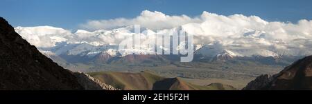 Vista panoramica del picco di Lenin dalla catena montuosa di Alay - Kirghizistan Monti Pamir - Kirghizistan e Tagikistan confine - Asia centrale 'tetto Del mondo' Foto Stock