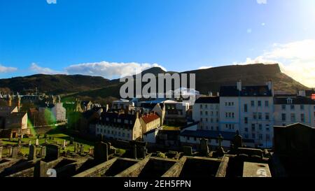 Panorama di Arthur's Seat e Salisbury Crags con Edinburgh Old Edifici in città Foto Stock