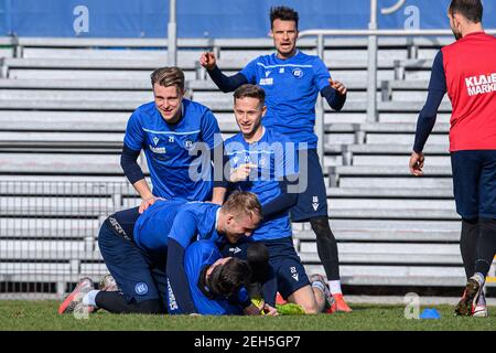 Divertimento: Da sinistra a destra Marco Thiede (KSC), Philipp Hofmann (KSC), Jerome Gondorf (KSC), Christoph Kobald (KSC), Philip Heise (KSC), Goalwart Marius Gersbeck (KSC). GES / Calcio / 2. Bundesliga: Karlsruher SC - allenamento, 19 Febbraio 2021 Calcio / Calcio: 2. Bundesliga: Sessione di formazione KSC, Karlsruhe, 19 febbraio 2021 | utilizzo in tutto il mondo Foto Stock