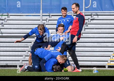 Divertimento: Da sinistra a destra Marco Thiede (KSC), Philipp Hofmann (KSC), Jerome Gondorf (KSC), Christoph Kobald (KSC), Philip Heise (KSC), Goalwart Marius Gersbeck (KSC). GES / Calcio / 2. Bundesliga: Karlsruher SC - allenamento, 19 Febbraio 2021 Calcio / Calcio: 2. Bundesliga: Sessione di formazione KSC, Karlsruhe, 19 febbraio 2021 | utilizzo in tutto il mondo Foto Stock