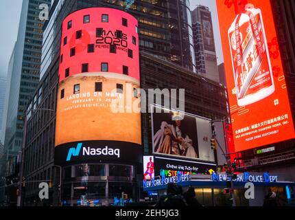 New York, Stati Uniti. 18 Feb 2021. Il banner di notizie sul video board Nasdaq MarketSite celebra il successo dell'atterraggio della NASA Mars perseverance rover sulla superficie del Red Planet il 18 febbraio 2021 a New York City, New York. La perseveranza cercherà i segni dell'antica vita microbica. Credit: Planetpix/Alamy Live News Foto Stock