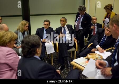 Il presidente Barack Obama fornisce informazioni ai leader europei, tra cui il primo ministro britannico Gordon Brown, il presidente francese Nicolas Sarkozy, il primo ministro svedese Fredrik Reinfeldt, la cancelliera tedesca Angela Merkel, il presidente della Commissione europea Jose Manuel Barroso, E il primo ministro danese Lars L. Rasmussen, a seguito di una riunione multilaterale alla Conferenza delle Nazioni Unite sul cambiamento climatico tenutasi a Copenhagen, Danimarca, il 18 dicembre 2009. Foto Stock